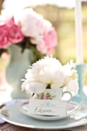 この発想なかった！ティーカップにお花を詰め込むフラワーアレンジメント♡にて紹介している画像