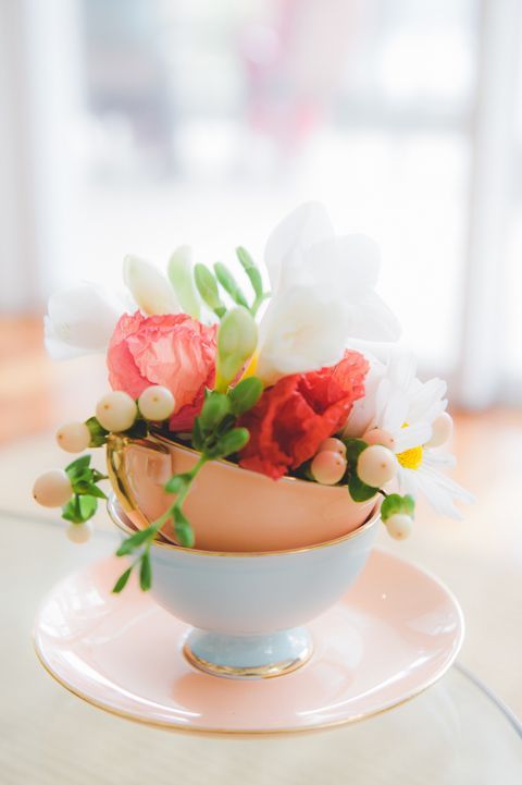 この発想なかった！ティーカップにお花を詰め込むフラワーアレンジメント♡にて紹介している画像