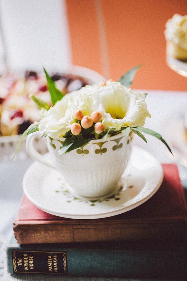 この発想なかった！ティーカップにお花を詰め込むフラワーアレンジメント♡にて紹介している画像