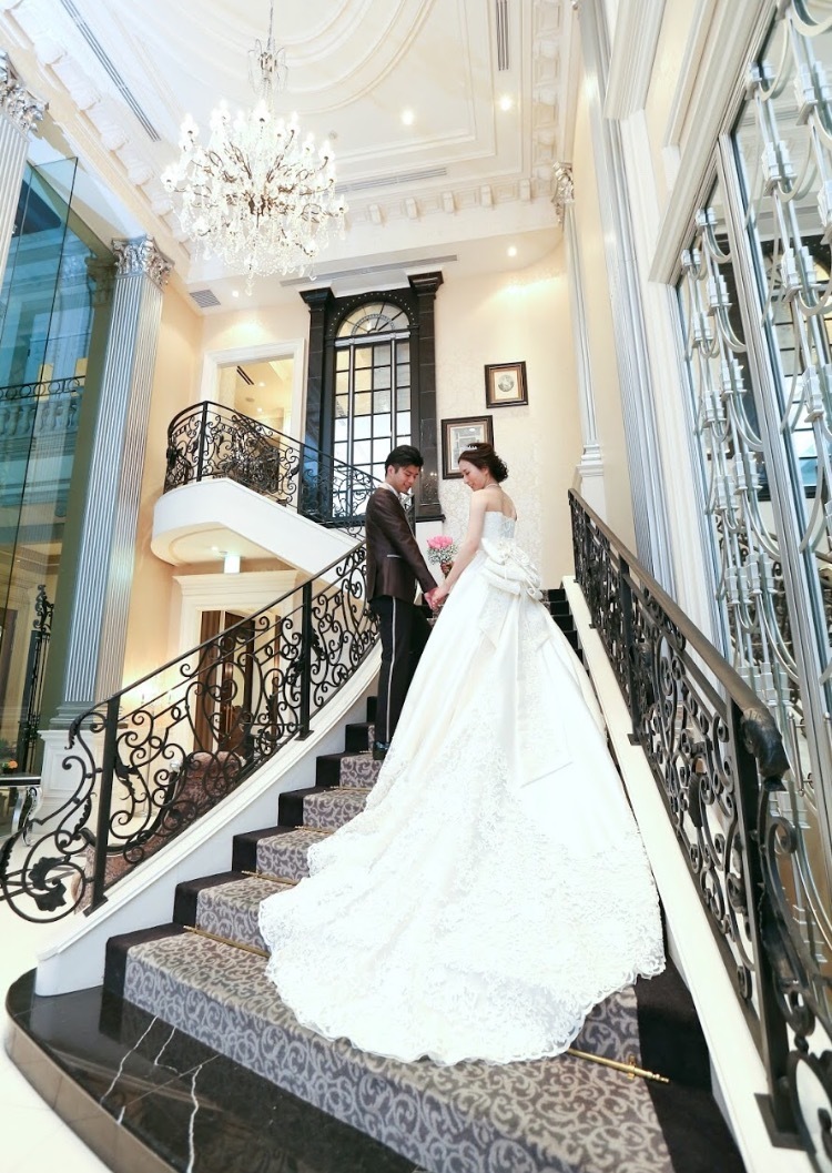 ロマンティックで美しい一枚が残せる。結婚式場の《階段》で撮るウェディングフォトまとめ＊にて紹介している画像