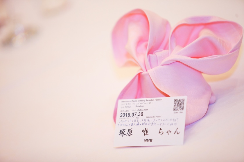 "Transform Your Table Setting: A Special Feature on Adorable Combinations of Table Napkins and Paper Items to Add a Touch of Glamour"にて紹介している画像