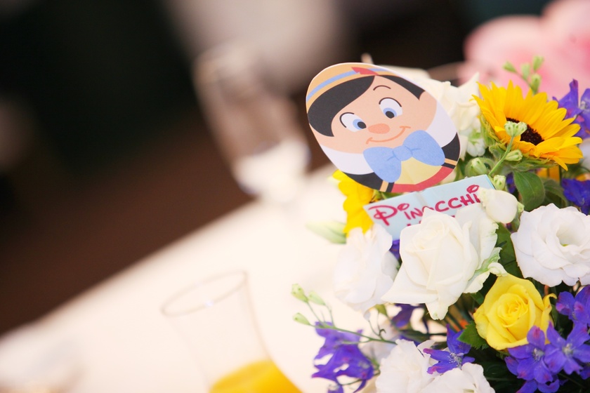 "How to Create Adorable Guest Table Floral Arrangements by Theme Color???"にて紹介している画像