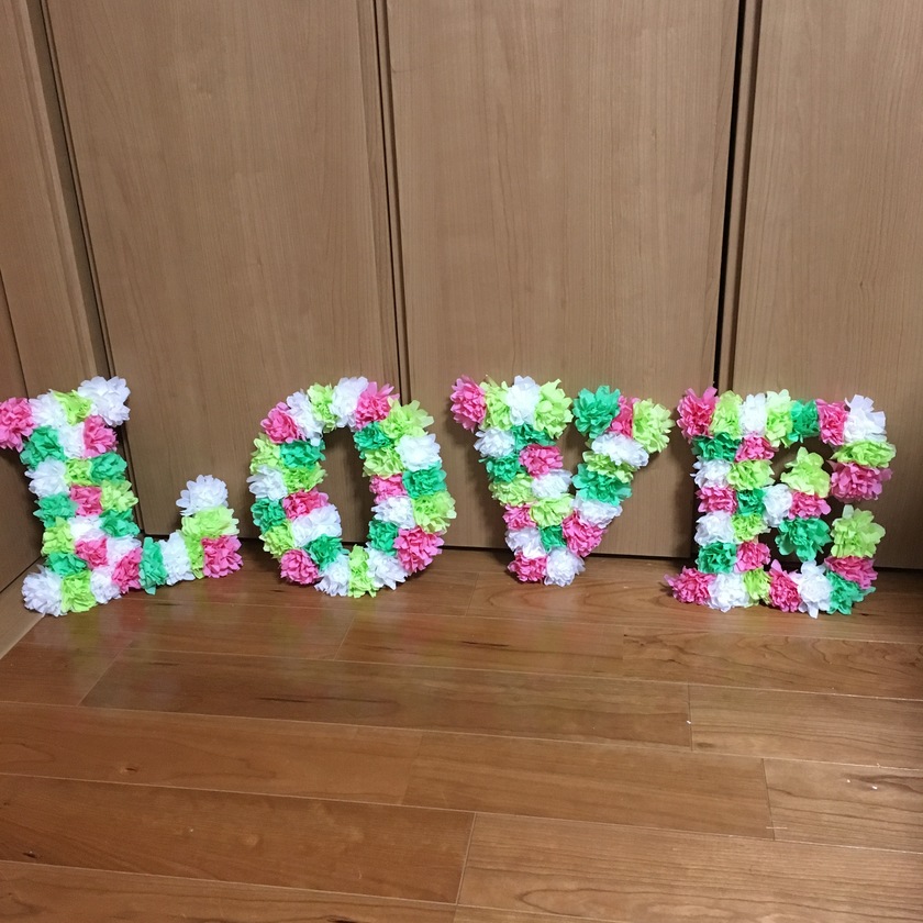 お花をぽんっと乗せるだけ♡ラブオブジェに「造花」を飾るDIYアイデアが主役級の可愛さ！にて紹介している画像