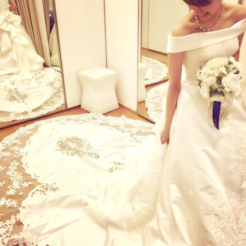 "Gorgeous Necklines That Enhance the Bride’s Beauty: A Comprehensive Guide to Wedding Dress Necklines"にて紹介している画像