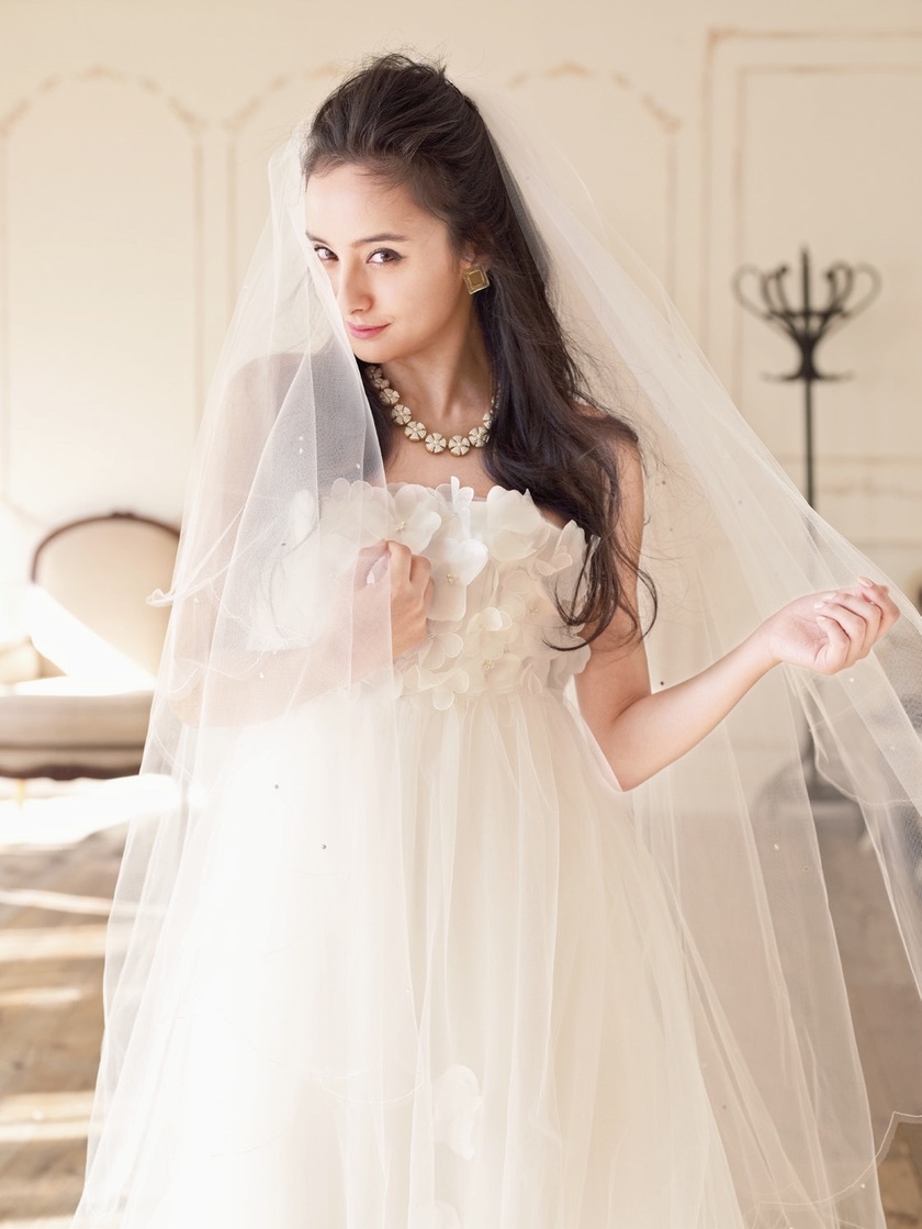 "How to Style a Wedding Dress Cute and Chic: Bride Coordination Tips for a Grown-Up Girly Look*"にて紹介している画像