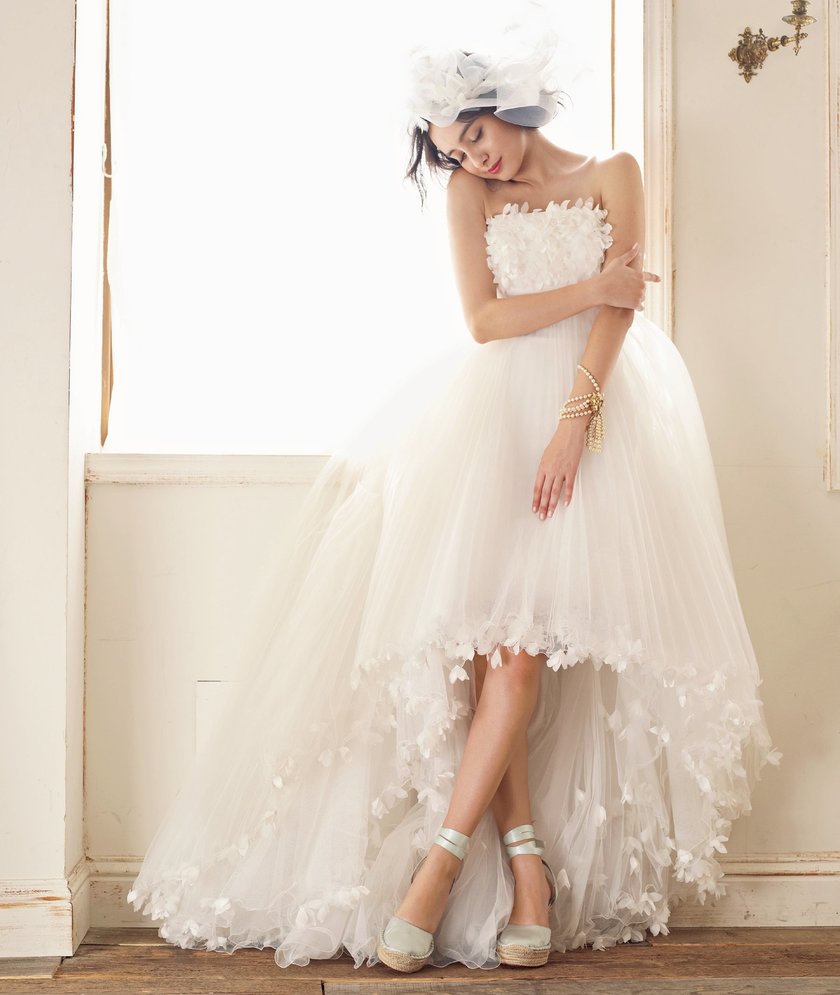 "How to Style a Wedding Dress Cute and Chic: Bride Coordination Tips for a Grown-Up Girly Look*"にて紹介している画像