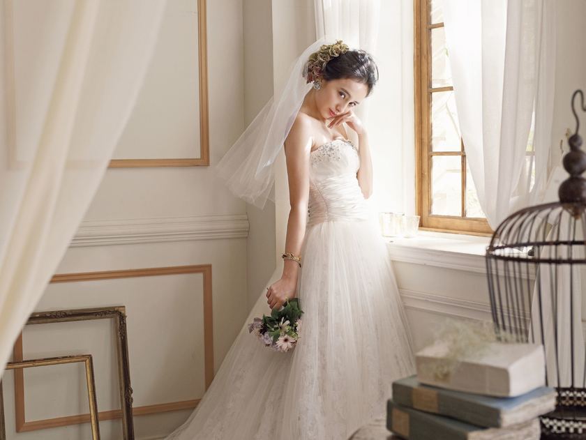 "How to Style a Wedding Dress Cute and Chic: Bride Coordination Tips for a Grown-Up Girly Look*"にて紹介している画像