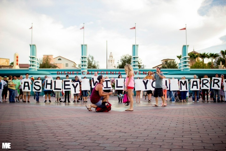 Surrounded by Characters! A Dreamlike Proposal at Disneyland ♡にて紹介している画像