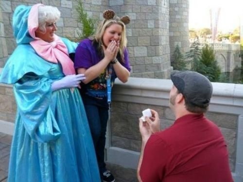 Surrounded by Characters! A Dreamlike Proposal at Disneyland ♡にて紹介している画像