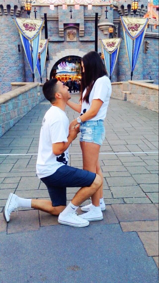 Surrounded by Characters! A Dreamlike Proposal at Disneyland ♡にて紹介している画像