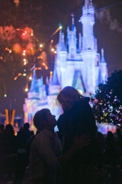 Surrounded by Characters! A Dreamlike Proposal at Disneyland ♡にて紹介している画像