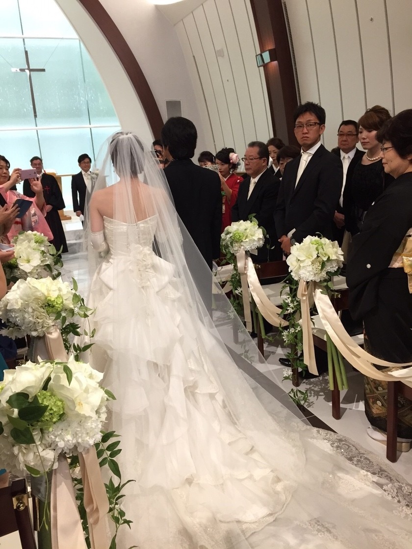 为了不后悔看照片，婚礼和宴会上新娘应注意的【姿势与目光】要点总结＊にて紹介している画像