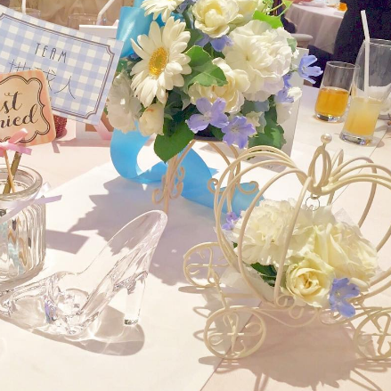 "How to Create Adorable Guest Table Floral Arrangements by Theme Color???"にて紹介している画像