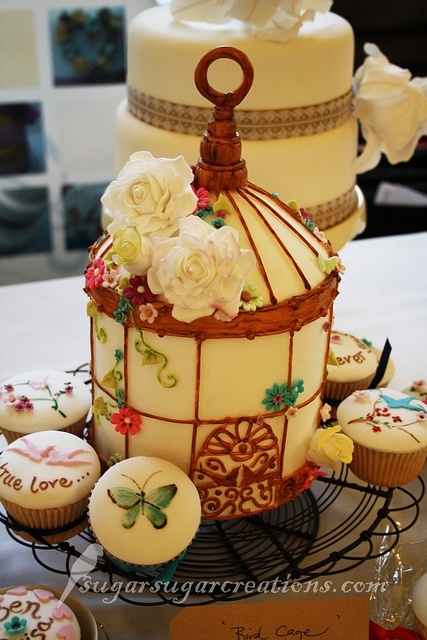 鳥かご型が可愛い♡wedding cakeを14こあつめましたにて紹介している画像