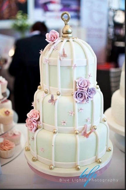 鳥かご型が可愛い♡wedding cakeを14こあつめましたにて紹介している画像