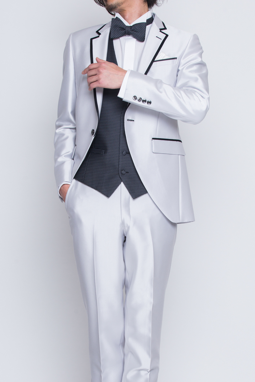 "Stylish Tuxedos Make Brides Look Even More Beautiful♡ Do You Know Any Shops Where You Can Buy Quality Tuxedos for Grooms at a Great Price?"にて紹介している画像