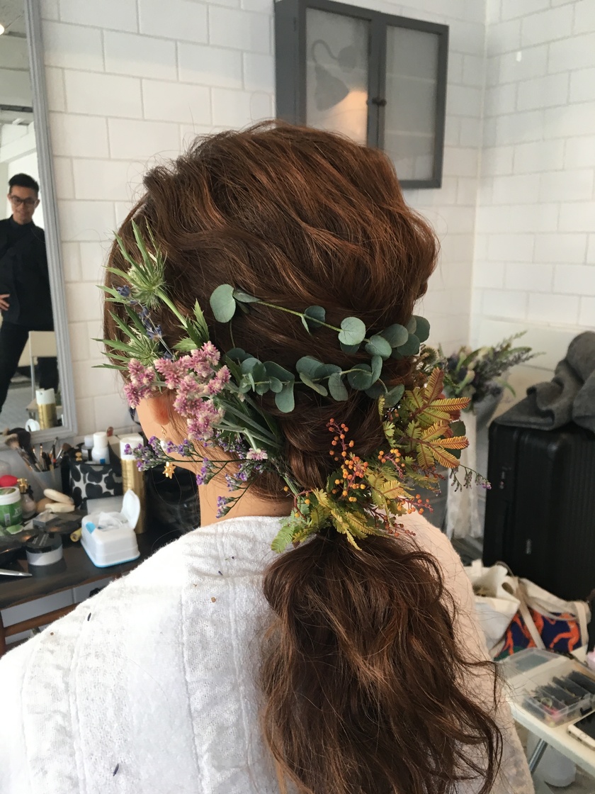 グリーンの葉っぱで大人っぽい♡花冠ならぬ【草冠】がおしゃれなブライダルヘア８選にて紹介している画像