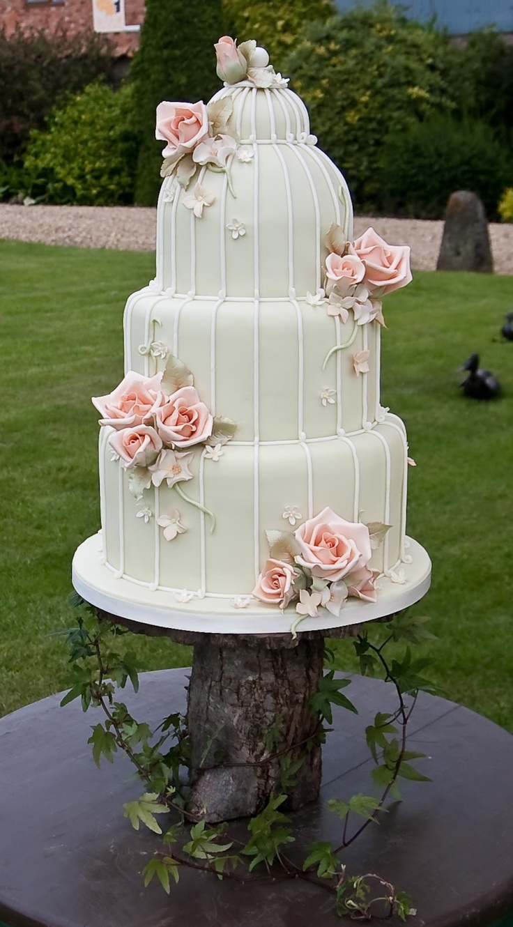 鳥かご型が可愛い♡wedding cakeを14こあつめましたにて紹介している画像