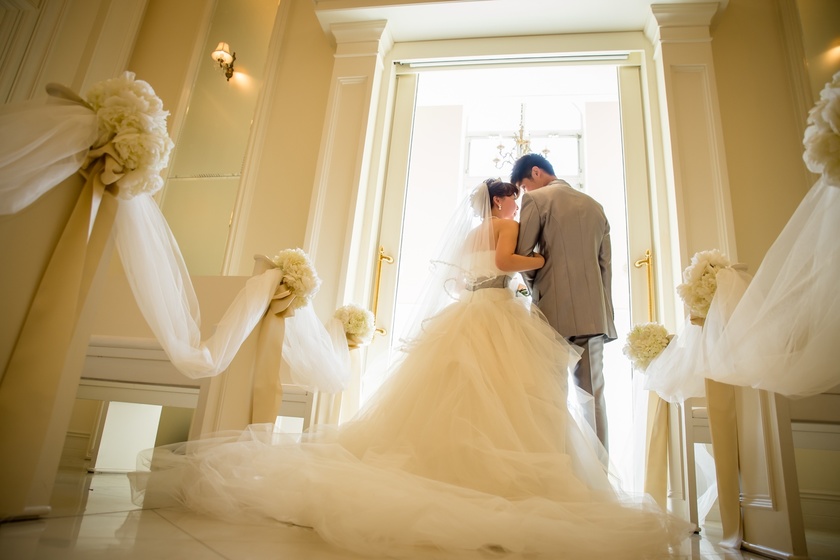 バージーンロードを彩る＊花嫁の一歩一歩を華やかに見せる『チャペル装花』のアイデアまとめ♩にて紹介している画像