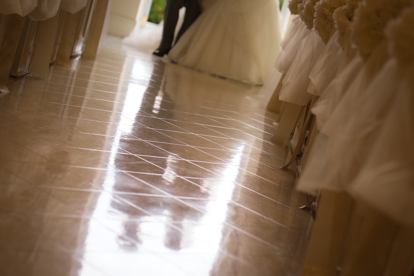 ＼写真指示書に追加して♡／バージンロードの反射を利用した、《映りこみフォト》が素敵すぎ♩にて紹介している画像