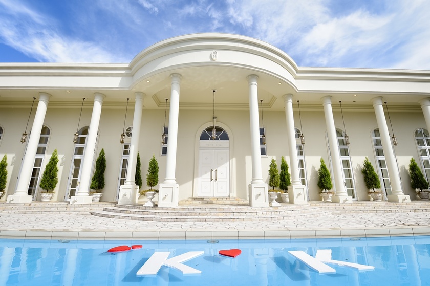 Brides-to-Be with a Big Pool at Their Wedding Venue: 3 Adorable and Refreshing Pool Decor Ideas♡にて紹介している画像