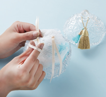 Cute and Easy DIY: How to Make a Shell and Glass Ring Pillow for Wedding Rings ♡にて紹介している画像