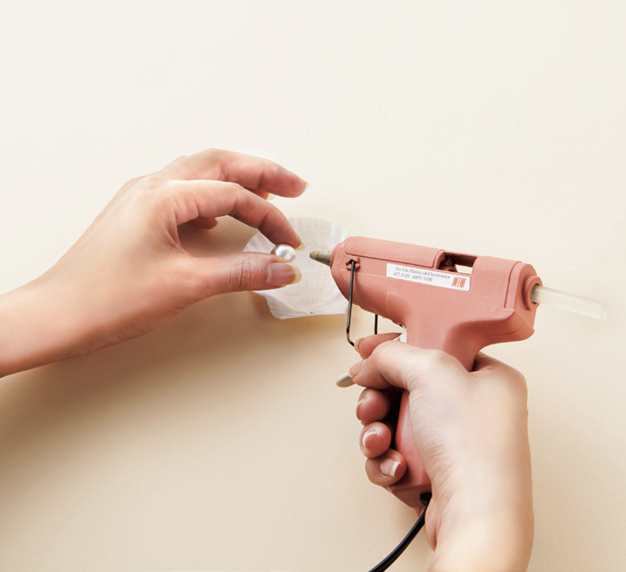 Cute and Easy DIY: How to Make a Shell and Glass Ring Pillow for Wedding Rings ♡にて紹介している画像