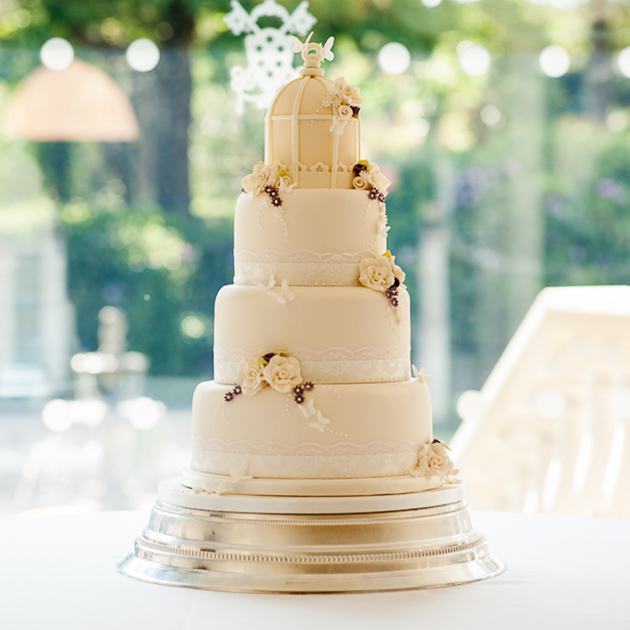 鳥かご型が可愛い♡wedding cakeを14こあつめましたにて紹介している画像