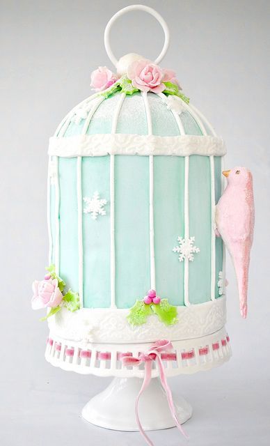 鳥かご型が可愛い♡wedding cakeを14こあつめましたにて紹介している画像