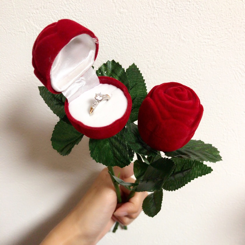 "Reflecting on Weddings of 2019: 14 Stylish Ring Pillows Used by Real Brides"にて紹介している画像