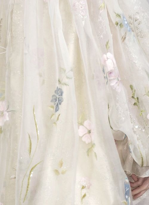 "Floral Lace: Utterly Romantic! Breathtakingly Beautiful Floral Embroidery ♡"にて紹介している画像