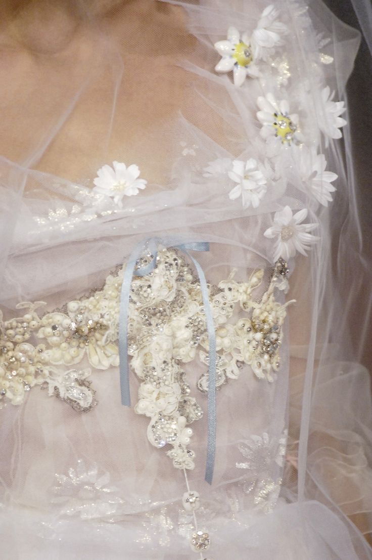 "Floral Lace: Utterly Romantic! Breathtakingly Beautiful Floral Embroidery ♡"にて紹介している画像