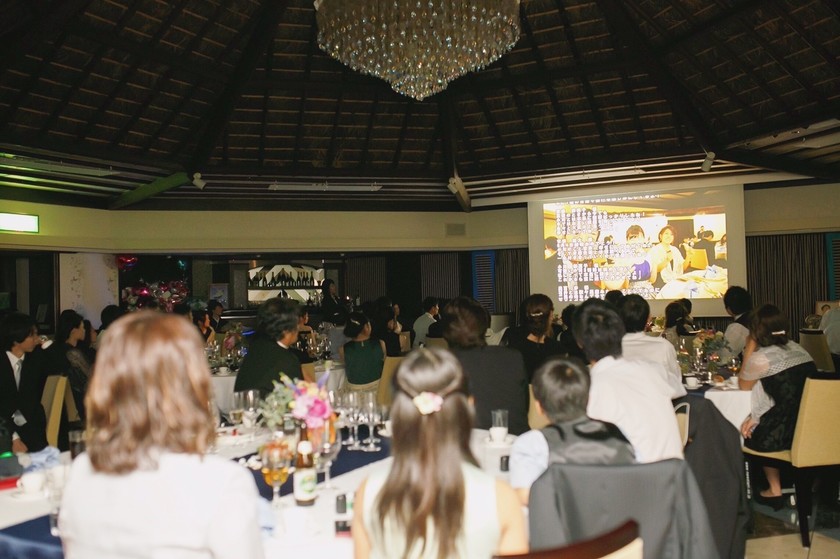 エンドロール、新郎新婦は見るの？見ないの？披露宴最後の感動映像を流すタイミングを徹底解説＊にて紹介している画像