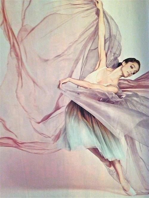 Just Like Cotton Candy! 10 Fluffy Sugar Dresses with Layered Tulleにて紹介している画像