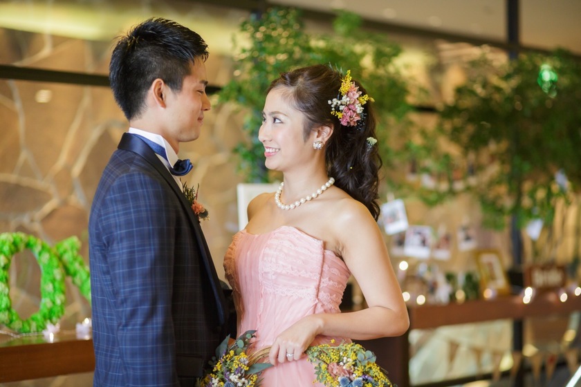 Trendy Brides: The Adorable Style of Combining Ponytails with Tulle Ribbons and Flowers ♡にて紹介している画像