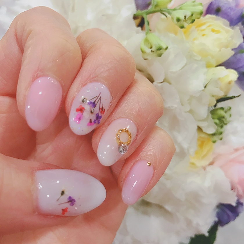 손끝에 꽃을♡ 어른스러우면서 귀여운 《부케 네일》 카탈로그にて紹介している画像