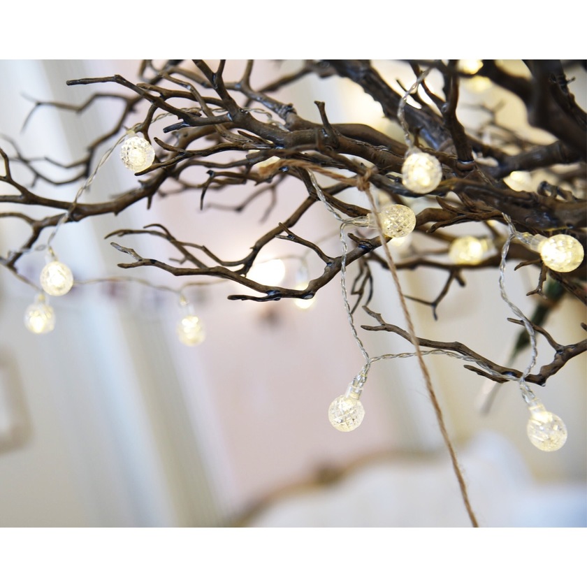 一気におしゃれ度が高まる♩結婚式での〔コットンボールライト〕の活用アイデアまとめにて紹介している画像