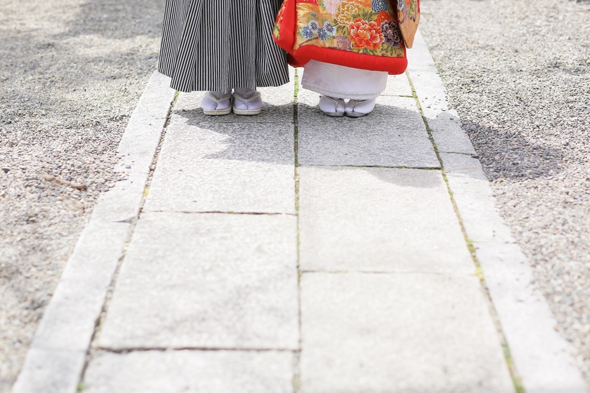 和装前撮りする花嫁さん必見♡真似したいお洒落・可愛い定番ポーズ8選＊にて紹介している画像