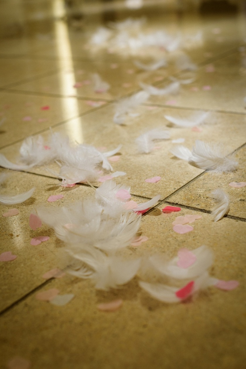 ふわふわで存在感抜群！「フェザー」がメインのゲストテーブル装花が凄い＊にて紹介している画像