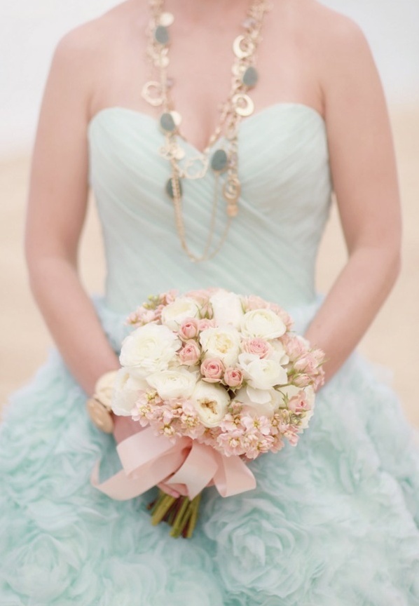 シンデレラみたい♡ブルーのwedding dressをあつめましたにて紹介している画像