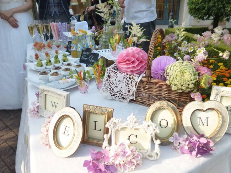 10 Charming Welcome Boards Featuring Your Favorite Photos and Flowers♡にて紹介している画像