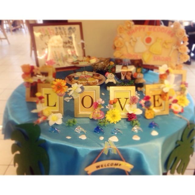 10 Charming Welcome Boards Featuring Your Favorite Photos and Flowers♡にて紹介している画像