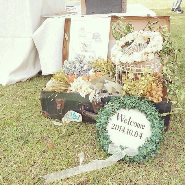 10 Charming Welcome Boards Featuring Your Favorite Photos and Flowers♡にて紹介している画像