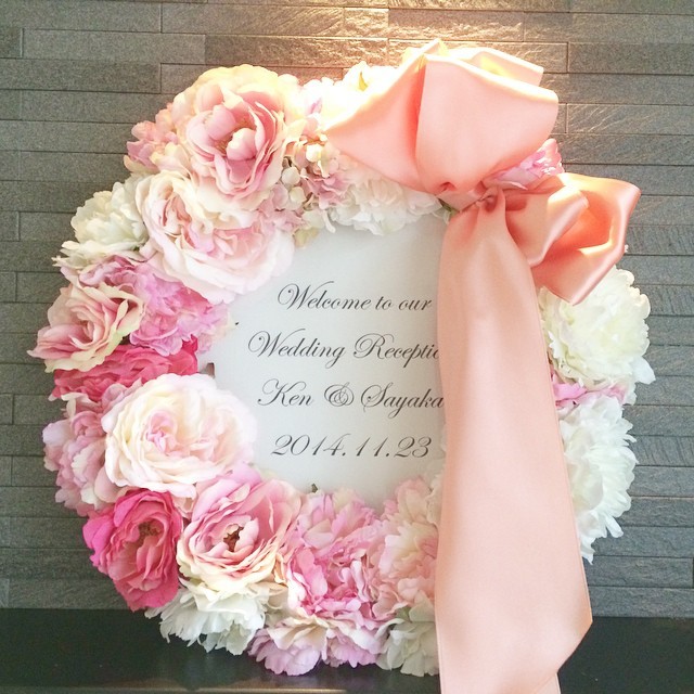 10 Charming Welcome Boards Featuring Your Favorite Photos and Flowers♡にて紹介している画像