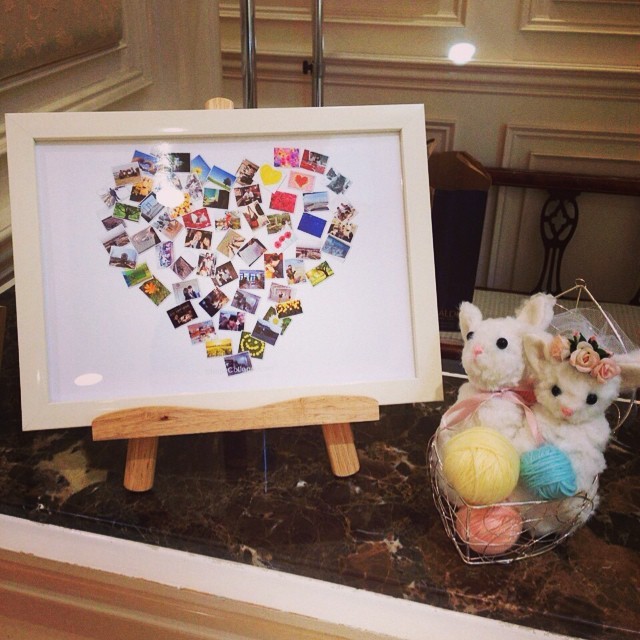 10 Charming Welcome Boards Featuring Your Favorite Photos and Flowers♡にて紹介している画像