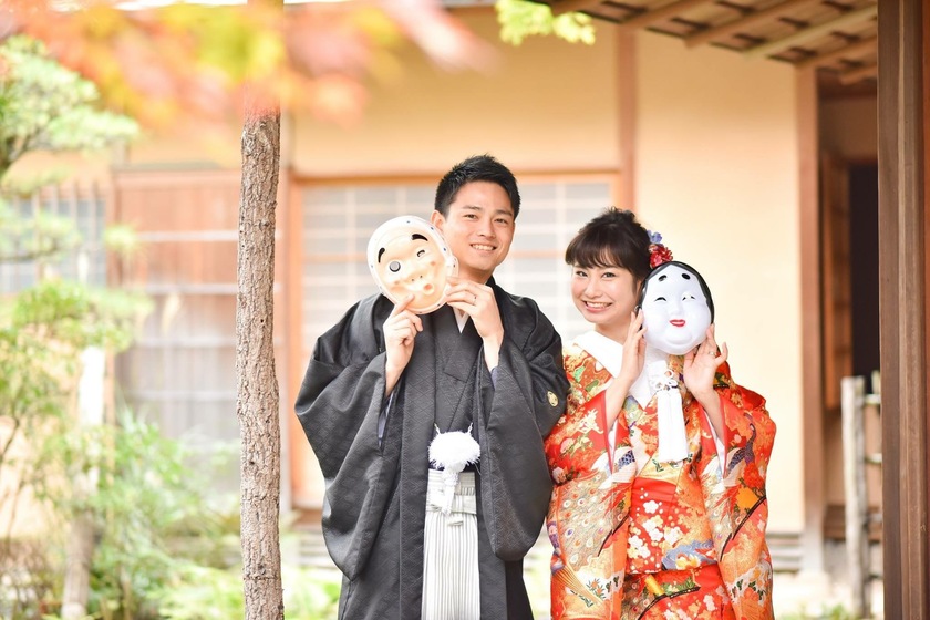 A Fun-Filled List of Unusual and Interesting Props Brought by Brides for Their Traditional Japanese Pre-Wedding Shoot ♡にて紹介している画像