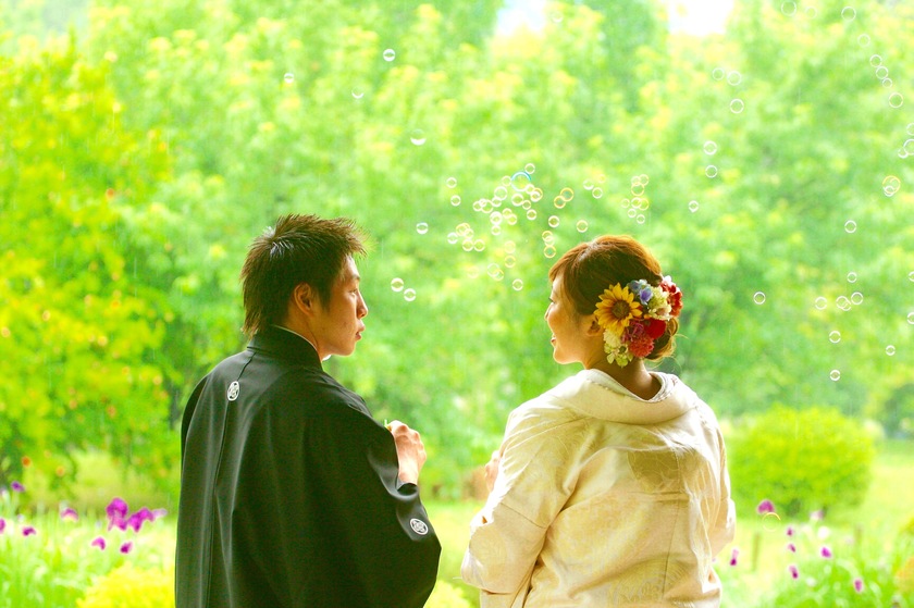 "Different Levels of Elegance in Colors!? Essential Trivia About the Groom's 'Montsuki Hakama'"にて紹介している画像