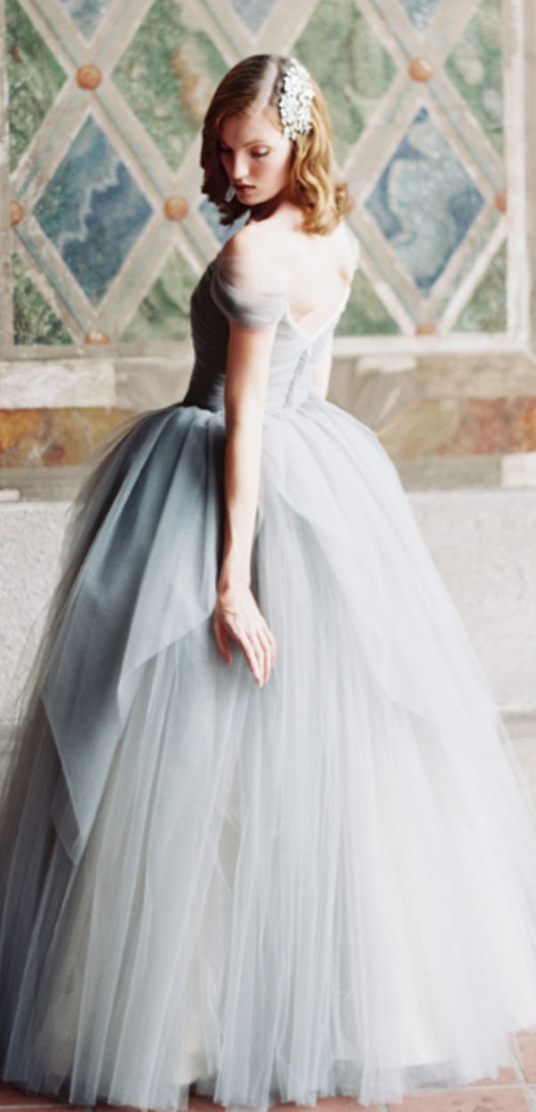 シンデレラみたい♡ブルーのwedding dressをあつめましたにて紹介している画像