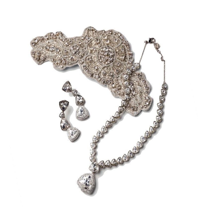 Classic Designs: The Right Way to Play with Accessories! How to Wear an A-Line Wedding Dress ♡にて紹介している画像