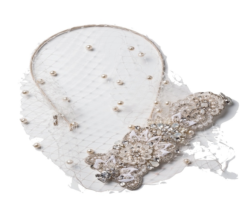 Classic Designs: The Right Way to Play with Accessories! How to Wear an A-Line Wedding Dress ♡にて紹介している画像